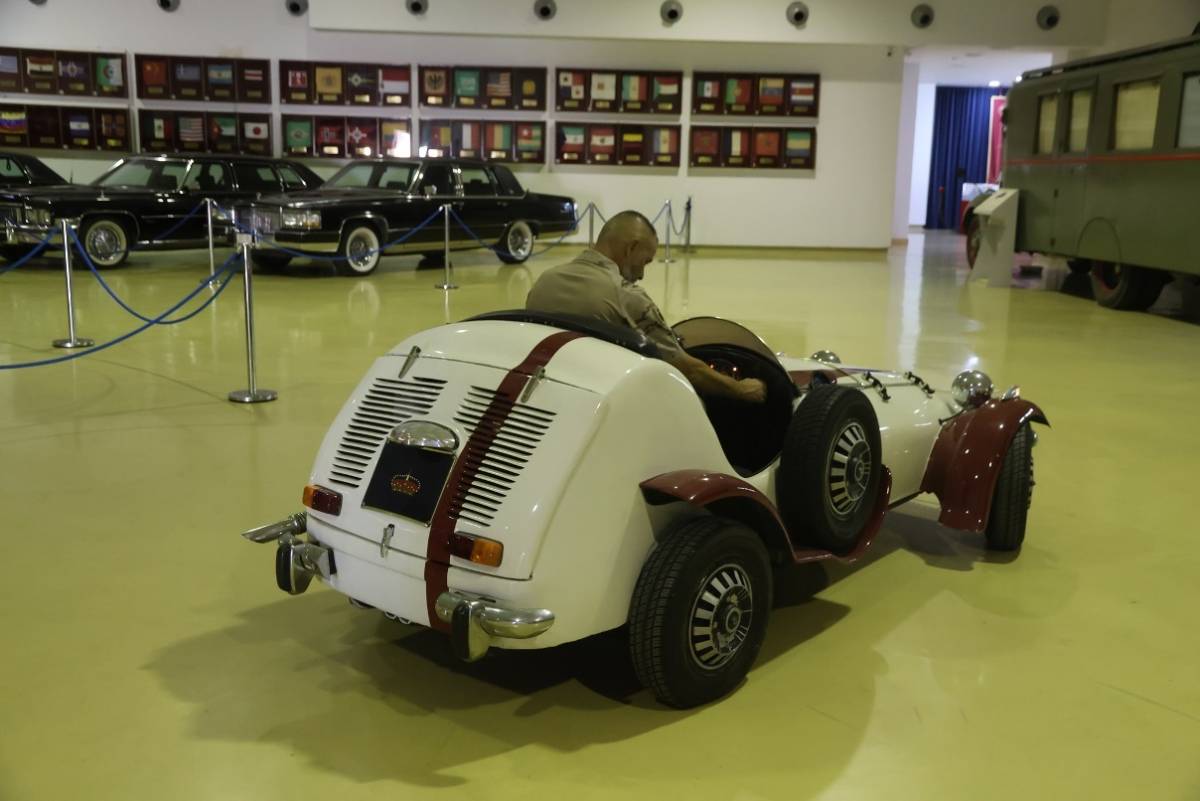 El utilitario Seat 600 modificado en los años setenta del pasado siglo como regalo para el entonces Príncipe Felipe. El utilitario Seat 600 modificado en los años setenta del pasado siglo como regalo para el entonces Príncipe Felipe.