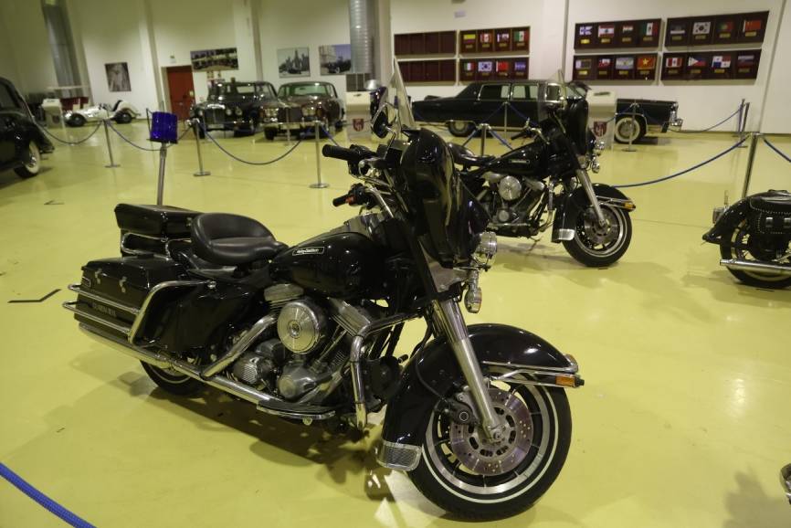 En la sala de vehículos de la Guardia Real también se conservan varias motocicletas de la mítica firma Harley Davidson de diferentes épocas y modelos.
