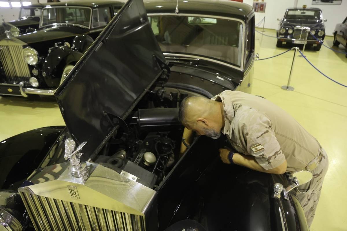 El cuidado del material es fundamental para que mantenga su eficacia tras tantas décadas, aquí uno de los conductores revisa el motor de un Rolls Royce “Phantom” IV, antes de arrancarlo. El cuidado del material es fundamental para que mantenga su eficacia tras tantas décadas, aquí uno de los conductores revisa el motor de un Rolls Royce “Phantom” IV, antes de arrancarlo.