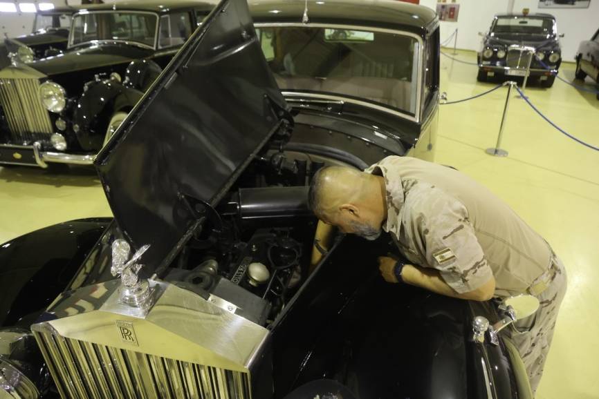 El cuidado del material es fundamental para que mantenga su eficacia tras tantas décadas, aquí uno de los conductores revisa el motor de un Rolls Royce “Phantom” IV, antes de arrancarlo.