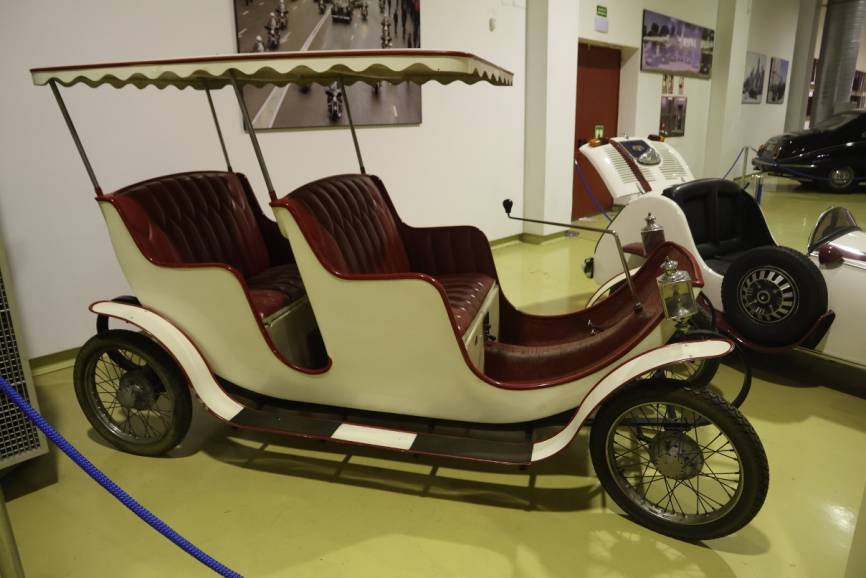 Vehículo eléctrico con estética retro, regalado en 1977 por el presidente de México a la Reina Dª Sofia.