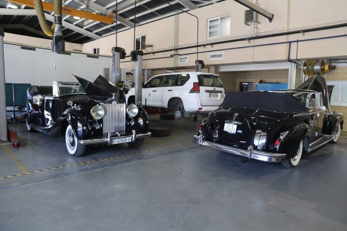 En los talleres de la Guardia Real podemos ver dos joyas de la colección, el Rolls Royce “Phantom” IV descapotable (a la derecha) y uno de los Cadillac de las primeras series. En los talleres de la Guardia Real podemos ver dos joyas de la colección, el Rolls Royce “Phantom” IV descapotable (a la derecha) y uno de los Cadillac de las primeras series.