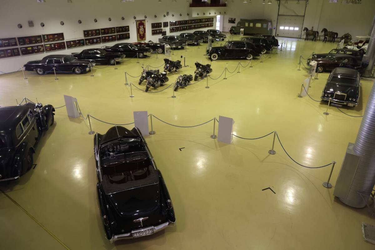 Vista general de la zona de garaje de la Sala Histórica de la Guardia Real, donde se guardan y exhiben los vehículos. Vista general de la zona de garaje de la Sala Histórica de la Guardia Real, donde se guardan y exhiben los vehículos.