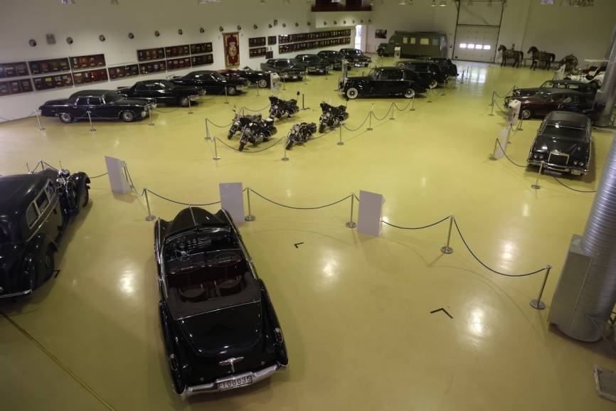 Vista general de la zona de garaje de la Sala Histórica de la Guardia Real, donde se guardan y exhiben los vehículos.