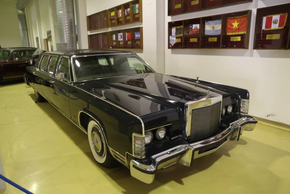 El Lincoln “Continental”, de octava generación, regalado en 1978 por el Rey de Arabia Saudita a S. M. a la Corona española. El Lincoln “Continental”, de octava generación, regalado en 1978 por el Rey de Arabia Saudita a S. M. a la Corona española.