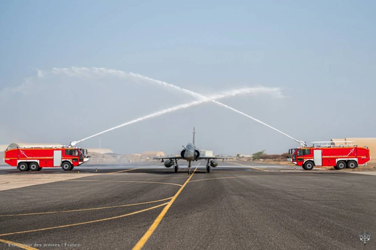 Con el tradicional arco de agua de los coches de bomberos, la BA-188 dio la bienvenida a los Mirage 2000D RMV. (foto Armée de l Con el tradicional arco de agua de los coches de bomberos, la BA-188 dio la bienvenida a los Mirage 2000D RMV. (foto Armée de l