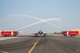 Con el tradicional arco de agua de los coches de bomberos, la BA-188 dio la bienvenida a los Mirage 2000D RMV. (foto Arme de l