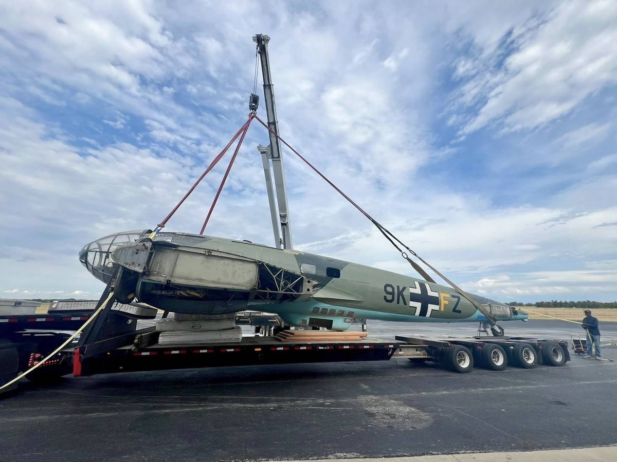 EL CASA 2.111E durante su traslado a las instalaciones de la empresa Ezell Aviation. (foto Cavanaugh Flight Museum)