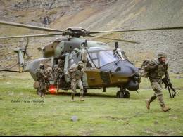 Tropas de monta�a del Ej�rcito de Tiara desembarcando de un helic�ptero NH90 Sarrio. (foto: Esteban Maiza)