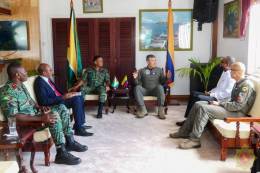 El Jefe del Estado Mayor de la Defensa, Brigadier Omar Khan y el comandante de la Fuerza Aeroespacial Colombiana, general Luis Carlos Crdoba Avendao y oficiales del Estado Mayor y enlace. (Foto: GDF)