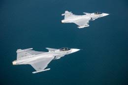 Aviones de combate Gripen en vuelo.