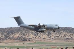 Pasada de un Airbus A400M sobre la pista del aeropuerto de Teruel. (foto Julio Maz)