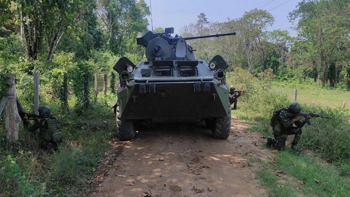 Vehculo blindado de infantera BTR-80A del Ejrcito Bolivariano en posicin defensiva con proteccin de una escuadra de infantera. (Foto: CEOFANB)