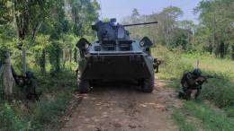 Vehculo blindado de infantera BTR-80A del Ejrcito Bolivariano en posicin defensiva con proteccin de una escuadra de infantera. (Foto: CEOFANB)