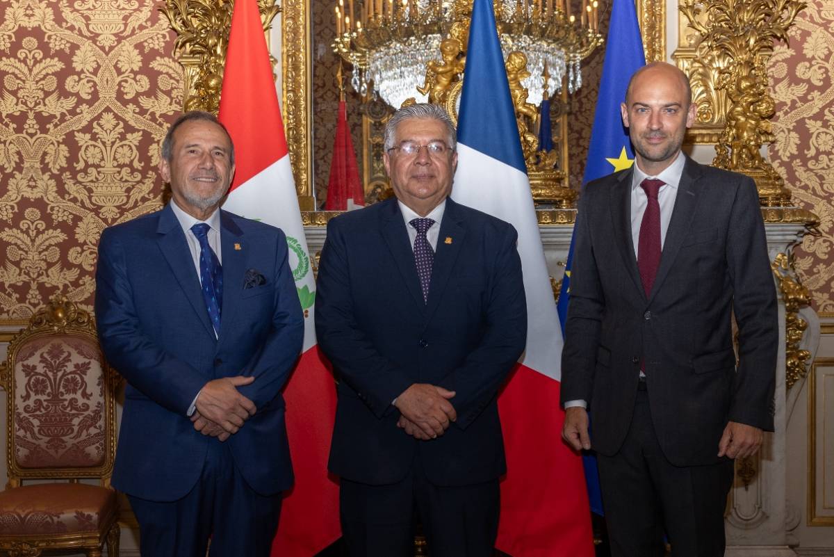 El Canciller Elmer Schialer y el Ministro de Defensa, Walter Astudillo Chvez, con el Ministro para Europa y Asuntos Exteriores, Jean-Nol Barrot.