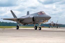 Dos de los primeros F-35A destinados a la ANG de Florida, rodando en el aeropuerto de Jacksonville. (foto USAF)