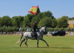 Una integrante de la Unidades Especiales de Caballera portando la bandera de Espaa. (foto Julio Maiz)