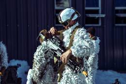 Un militar con equipacin de invierno durante el ejercicio Southern Vanguard.