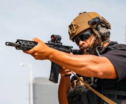Este pequeo visor compacto ofrece a usuarios militares y policiales unas prestaciones sobresalientes que lo convierten en un modelo especialmente codiciado. (Aimpoint)
