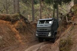 El Volvo FMX 8x8 con cabina protegida (Volvo)