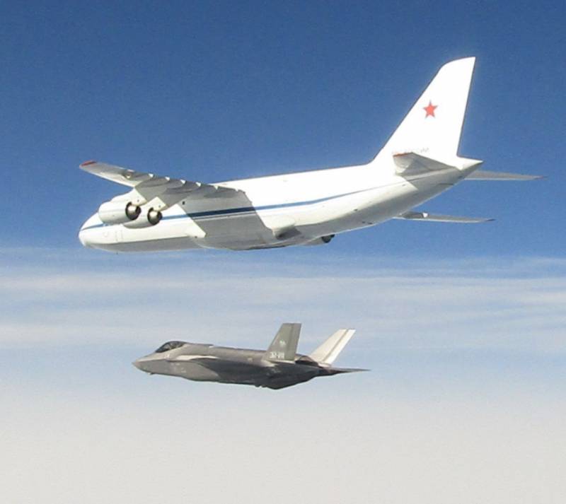 Un F-35A italiano escoltando el An-124 ruso, en la cola lleva la tradicional estrella roja, heredera de la época de la URSS. (foto AMI) Un F-35A italiano escoltando el An-124 ruso, en la cola lleva la tradicional estrella roja, heredera de la época de la URSS. (foto AMI)