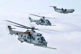 Helicpteros H225M Caracal del Arme de lAir volando con un A400M. (foto: Airbus)