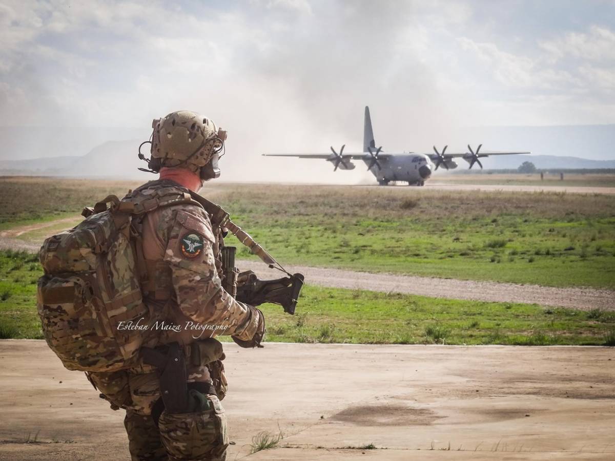 Un operador del EZAPAC durante un ejercicio de CASEVAC con un C-130J Súper Hércules en el aeródromo de Ablitas en un ETAP anterior. (foto: Esteban Maiza) Un operador del EZAPAC durante un ejercicio de CASEVAC con un C-130J Súper Hércules en el aeródromo de Ablitas en un ETAP anterior. (foto: Esteban Maiza)