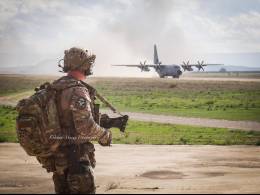 Un operador del EZAPAC durante un ejercicio de CASEVAC con un C-130J Sper Hrcules en el aerdromo de Ablitas en un ETAP anterior. (foto: Esteban Maiza)