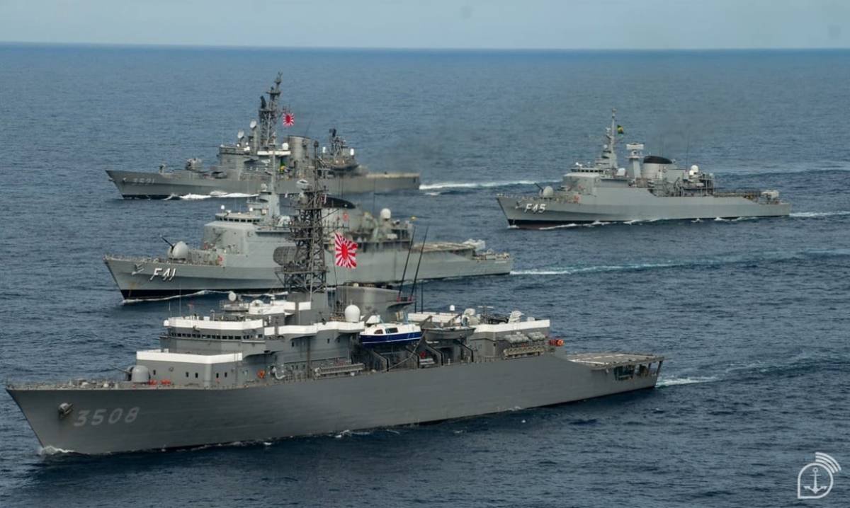 Buques de la Fuerza de Autodefensa Martima de Japn navegando.
