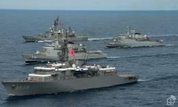 Buques de la Fuerza de Autodefensa Martima de Japn navegando.