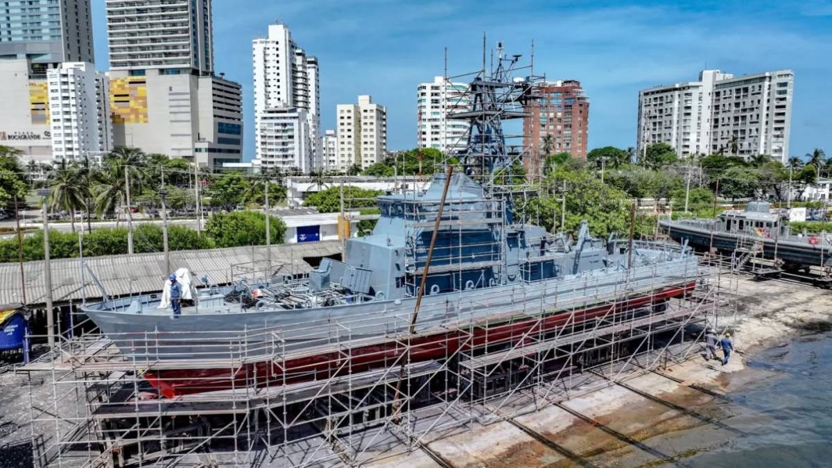 Trabajos de mantenimiento en una patrullera tipo Island Class. Trabajos de mantenimiento en una patrullera tipo Island Class.