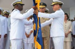 El nuevo comandante general de la Armada de Repblica Dominicana valmirante Agustn Alberto Morillo Rodrguez, recibe el estandarte de mando del vicealmirante Francisco Antonio Sosa Castillo. (Foto: ARD)