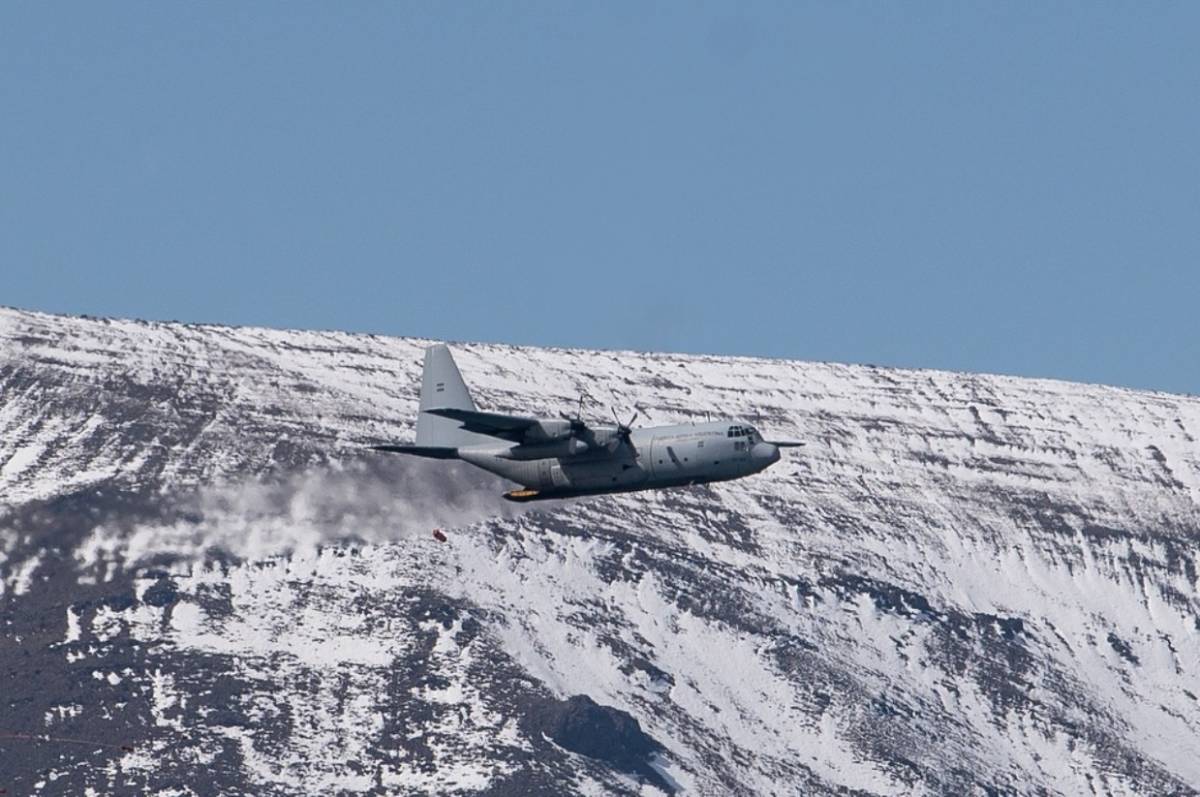 Un Hércules de la Fuerza Aérea Argentina con una zona nevada de fondo. (foto: FAA) Un Hércules de la Fuerza Aérea Argentina con una zona nevada de fondo. (foto: FAA)