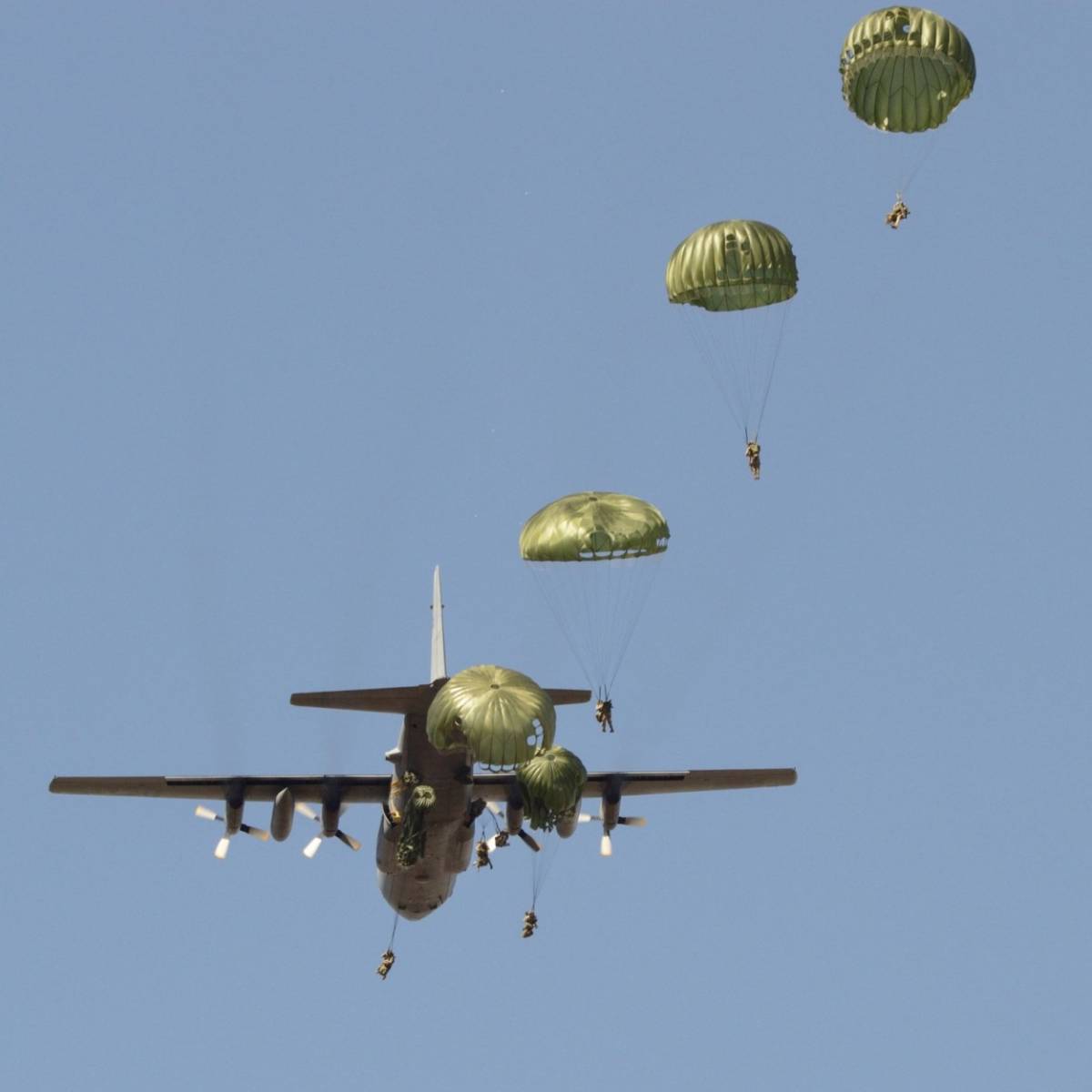 Un Hércules de la lanzando paracaidistas. Un Hércules de la lanzando paracaidistas.