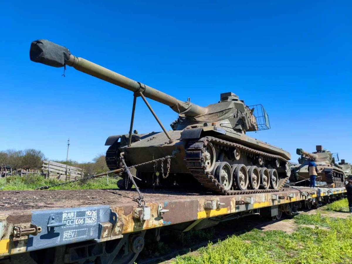 Un tanque siendo transportado por ferrocarril. Un tanque siendo transportado por ferrocarril.