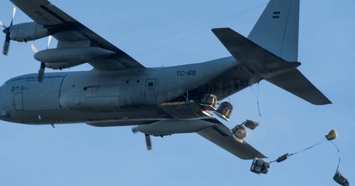 Lanzamiento de cargas desde un Hércules. Lanzamiento de cargas desde un Hércules.