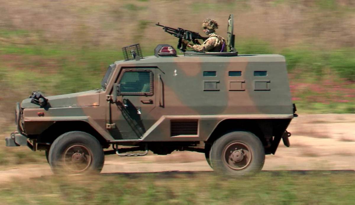 Un vehículo blindado operando. Un vehículo blindado operando.