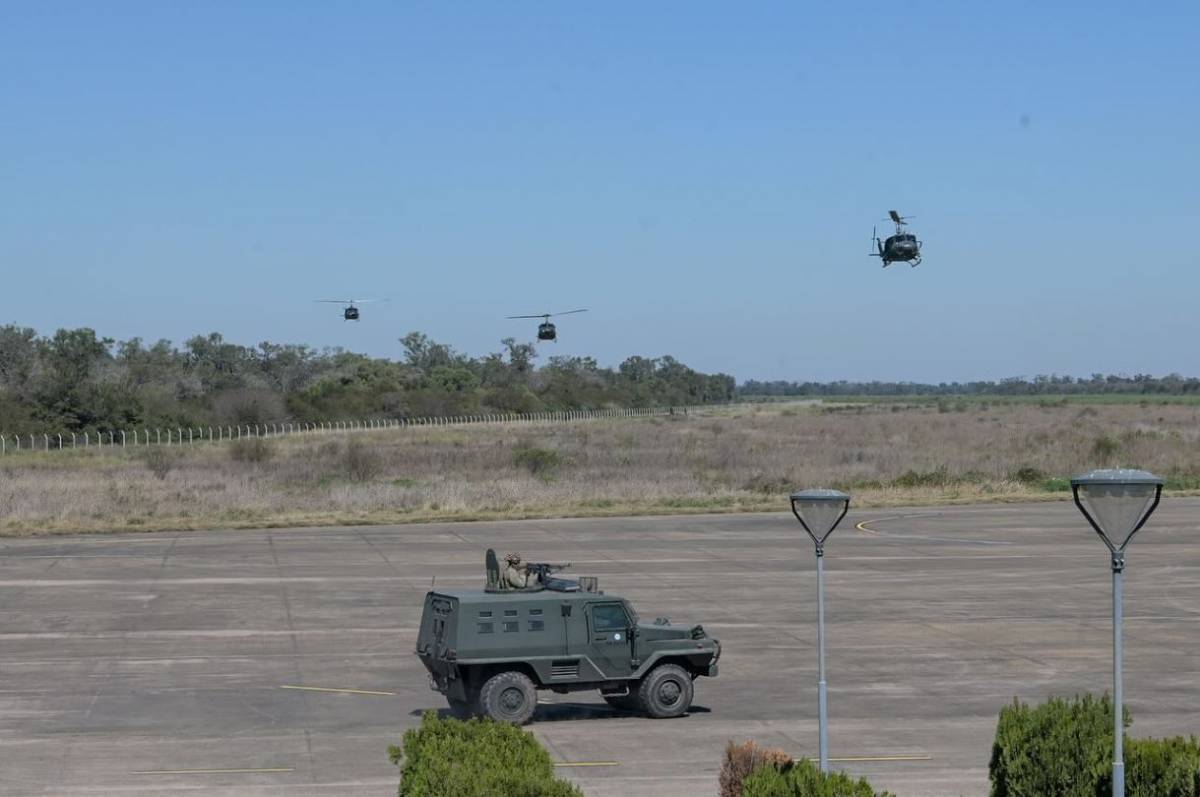 Helicópteros y un blindado del Ejército durante una operación. Helicópteros y un blindado del Ejército durante una operación.