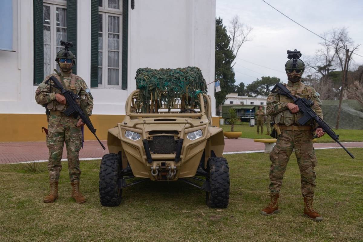 Comandos con un vehículo Polaris. Comandos con un vehículo Polaris.