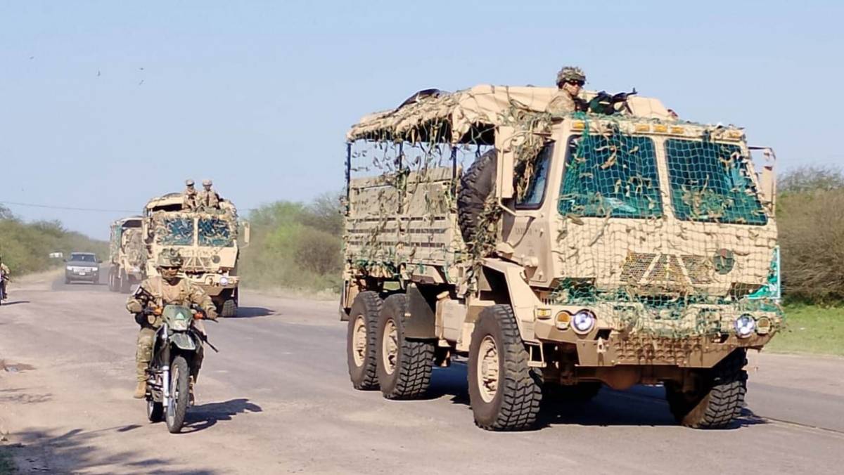 Un camión y motocicletas del Ejército Argentino. Un camión y motocicletas del Ejército Argentino.