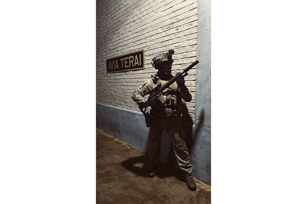 Un comando de fuerzas especiales durante una operación en un ferrocarril. Un comando de fuerzas especiales durante una operación en un ferrocarril.