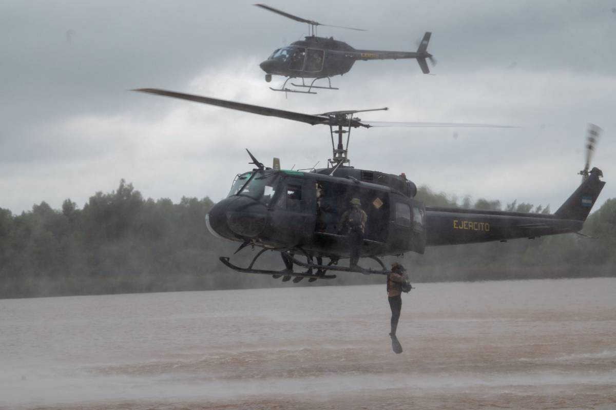 Helocastig de comandos desde helicópteros Bell 206 del Ejército Argentino. Helocastig de comandos desde helicópteros Bell 206 del Ejército Argentino.