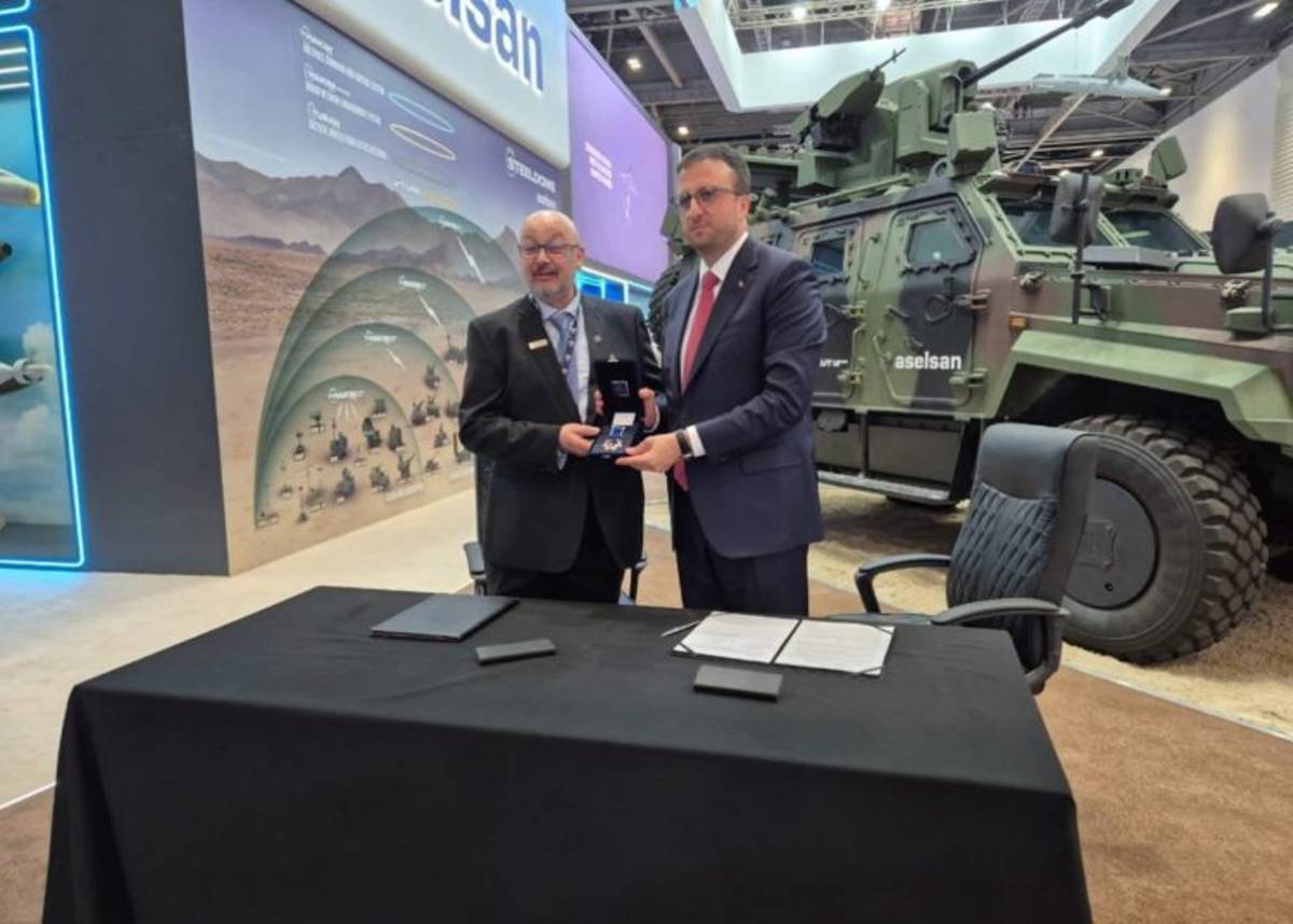Firma del acuerdo en DSEI. Firma del acuerdo en DSEI.