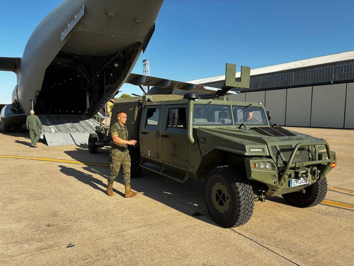 Uno de los obuses “Light Gun” L118 y el VAMTAC ST5 listo para subir la rampa de carga de un A400M. (foto FUTER) Uno de los obuses “Light Gun” L118 y el VAMTAC ST5 listo para subir la rampa de carga de un A400M. (foto FUTER)