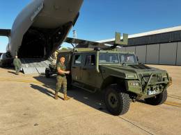 Uno de los obuses Light Gun L118 y el VAMTAC ST5 listo para subir la rampa de carga de un A400M. (foto FUTER)