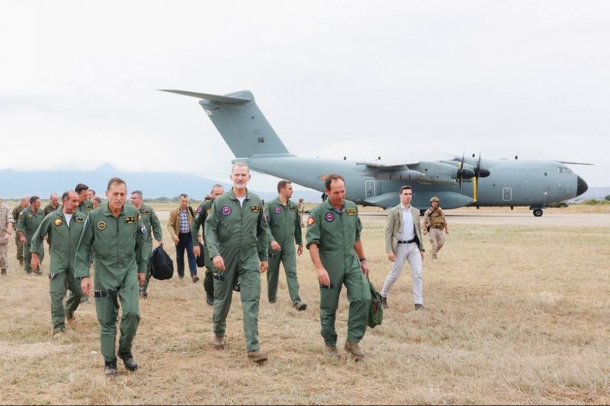 El Rey Felipe VI en el aeródromo de Ablitas tras desembarcar del A400M y acompañado de altos mandos del Ejército del Aire y del Espacio. (foto: Casa Real) El Rey Felipe VI en el aeródromo de Ablitas tras desembarcar del A400M y acompañado de altos mandos del Ejército del Aire y del Espacio. (foto: Casa Real)