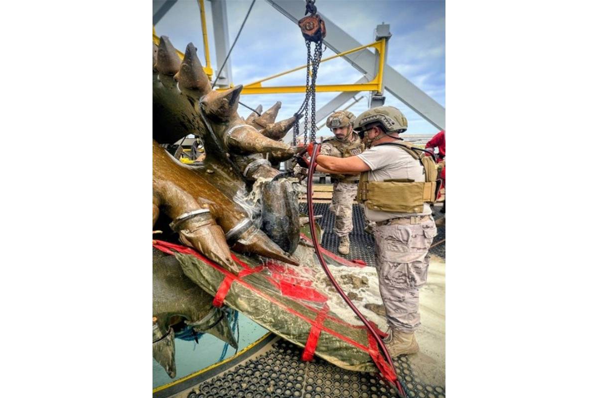 El equipo EDE de la Armada trabajando con la draga y el explosivo. (foto: Armada) El equipo EDE de la Armada trabajando con la draga y el explosivo. (foto: Armada)