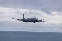 El Il-38 de la VMF volando rasante cerca de los navos de escolta del Gerald R. Ford CSG. (Foto Ministerio de Defensa de Noruega)