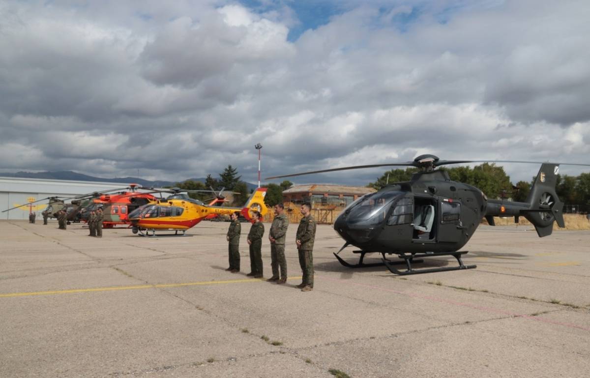 Línea de helicópteros presentes en el acto; en primer término, el Airbus Helicopters EC135 de la ACAVIET. Línea de helicópteros presentes en el acto; en primer término, el Airbus Helicopters EC135 de la ACAVIET.