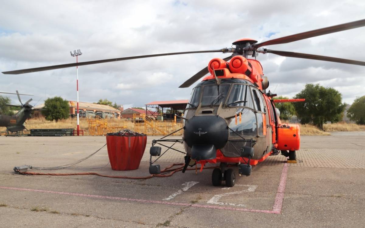 El potente Airbus Helicopters AS532UL del BHELEME II; en su lado izquierdo vemos el helibalde de 2.000 litros que utiliza para atacar directamente los incendios. El potente Airbus Helicopters AS532UL del BHELEME II; en su lado izquierdo vemos el helibalde de 2.000 litros que utiliza para atacar directamente los incendios.